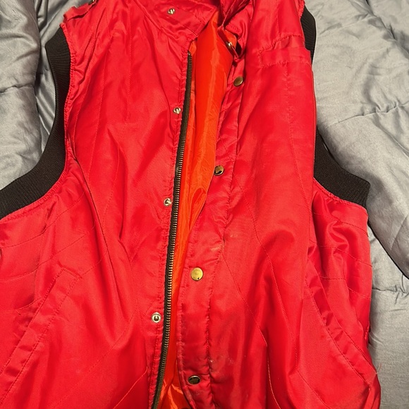 Red vest - Picture 3 of 4
